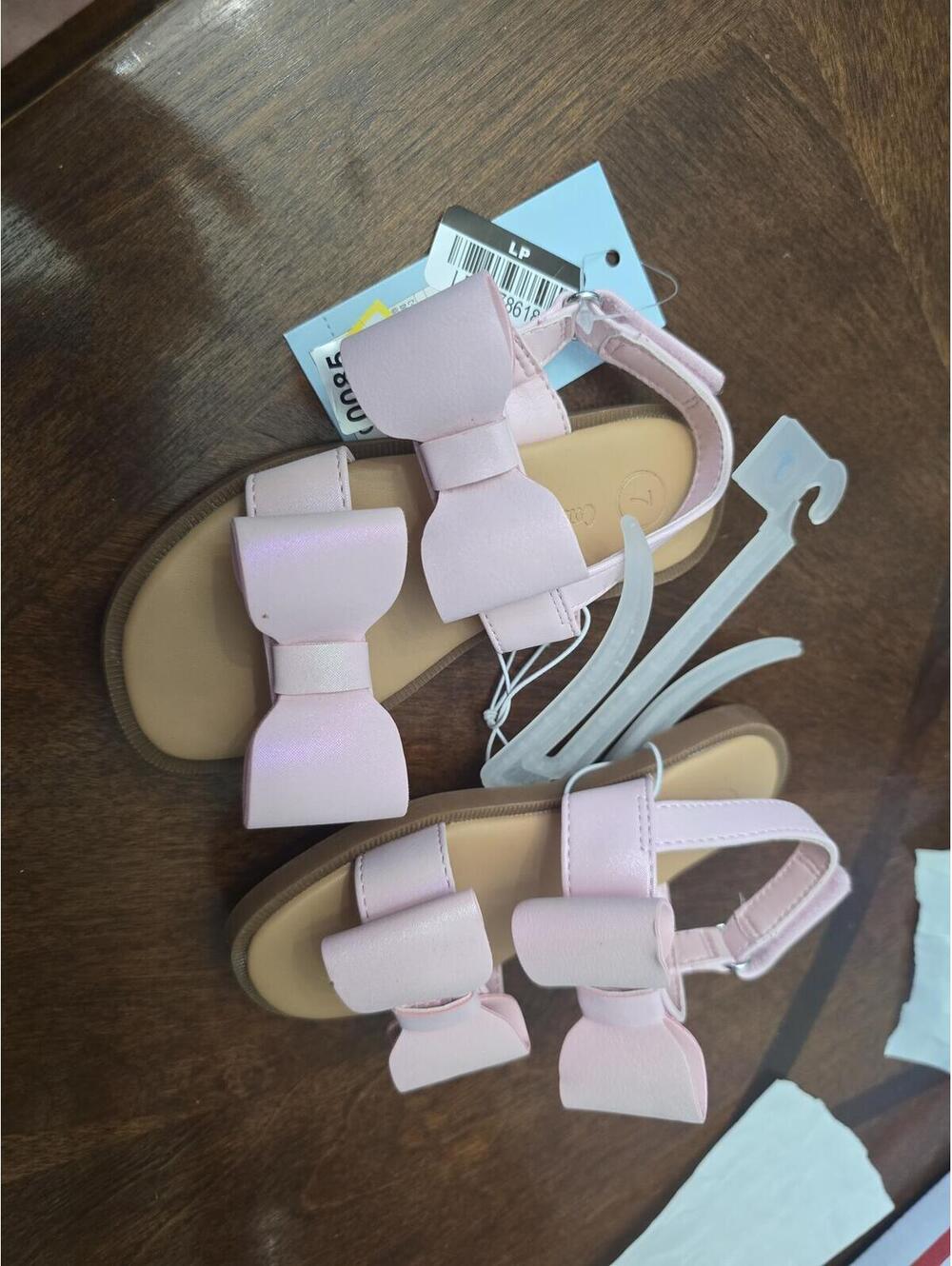Size 7 brand new toddlers shoe from target item 85 bin 10